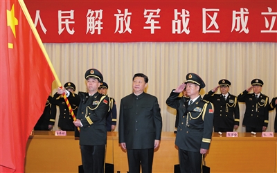 習(xí)近平將軍旗授予中部戰(zhàn)區(qū)司令員韓衛(wèi)國(guó)、政治委員殷方龍。