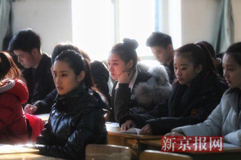 主持系考生正在備考區(qū)等待考試。