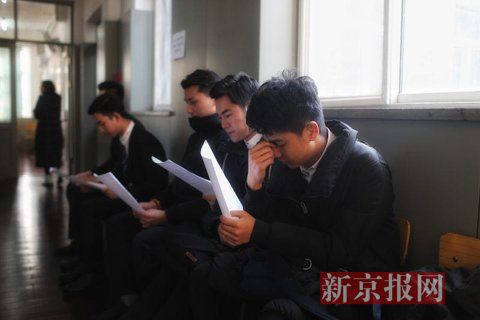 主持系考生正在備考區(qū)等待考試。