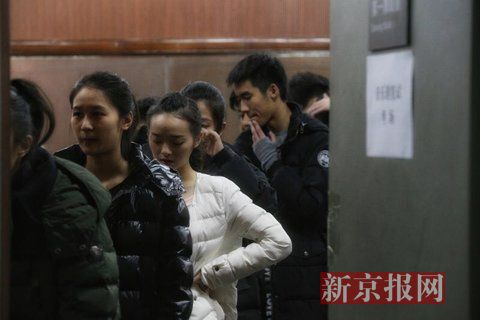 音樂劇系考生在備考區(qū)域等待考試。新京報記者 周崗峰 攝