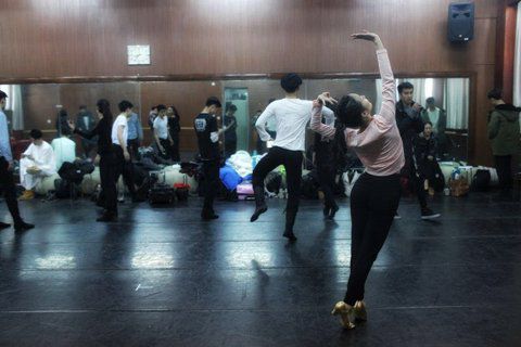 音樂劇系考生在備考區(qū)域等待考試。新京報記者 周崗峰 攝