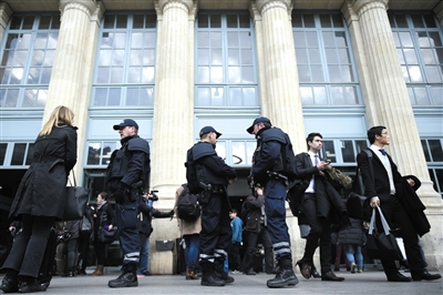 法國巴黎，警方加強(qiáng)安保工作。圖/CFP