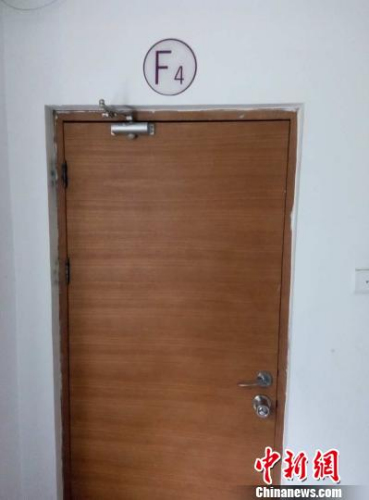6日，事發(fā)樓層四層消防通道門被封死。呂春榮 攝