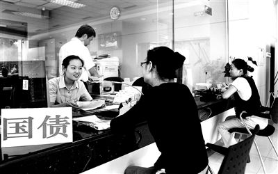 由于網(wǎng)銀和柜臺(tái)同時(shí)開售，部分銀行網(wǎng)點(diǎn)甚至來不及賣出一筆就發(fā)現(xiàn)額度全部被搶光供圖/視覺中國