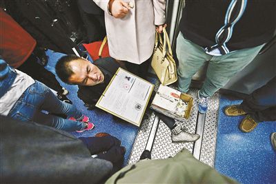 在賣藝時(shí)，李大鵬會把判決結(jié)果掛在胸前