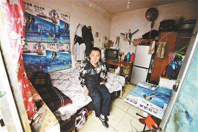 早晨收拾停當(dāng)后，李大鵬準(zhǔn)備前往地鐵賣藝