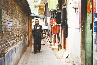 雖然曾被報(bào)道擁有兩套房產(chǎn)，李大鵬實(shí)際的租住地在一片棚戶區(qū)里