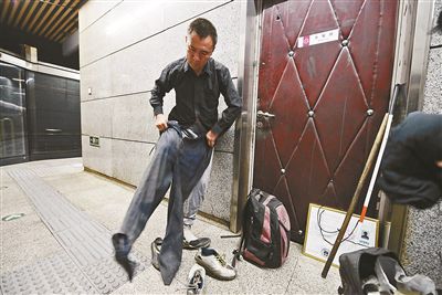 只有在賣藝時(shí)，李大鵬才會換上破舊的衣服