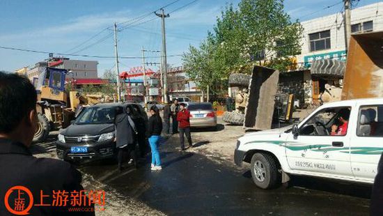 河北行唐縣城鏟車(chē)當(dāng)街混戰(zhàn) 官方:正在調(diào)查(圖)