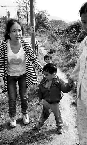 獲救小孩及其母親段曉霞。