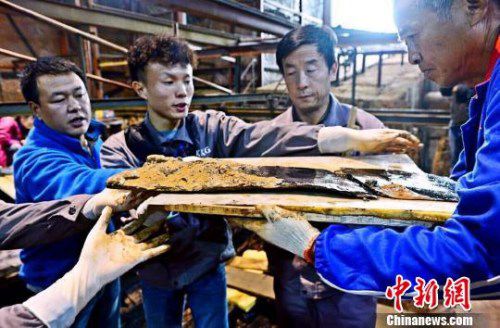 圖為南昌西漢海昏侯墓主槨室考古發(fā)掘現場出土了一組漆器“屏風”?！」?攝