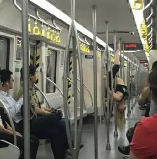 女子在地鐵上跳鋼管舞。