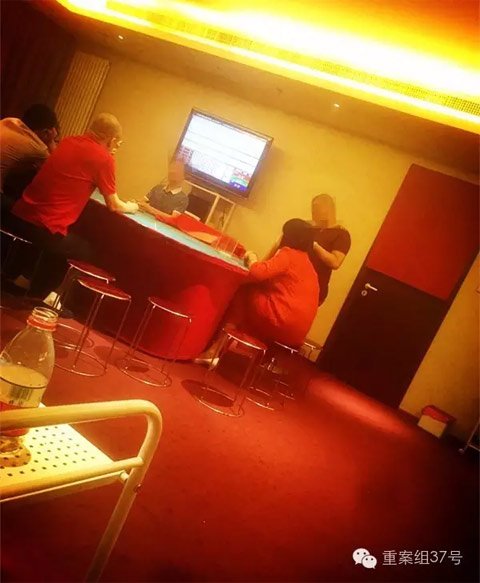 賭客正圍著賭桌下注賭錢(qián) 賭客正圍著賭桌下注賭錢(qián)