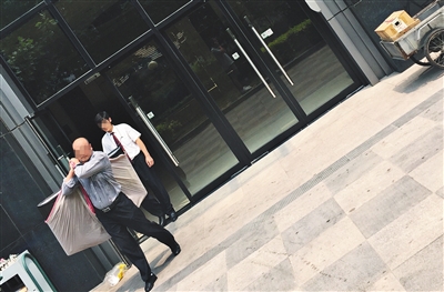 昨日11時許，新華聯(lián)國際公寓門口，一男子將電視等賭具轉(zhuǎn)移，后被警方控制