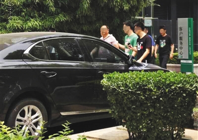 昨日下午，北京警方從新華聯(lián)國際公寓內(nèi)帶出一名男子