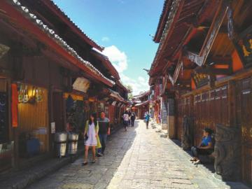 6月3日中午，麗江古城街道上游客稀少。