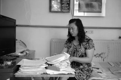 原偉東的姐姐在家整理材料。京華時報記者陶冉攝