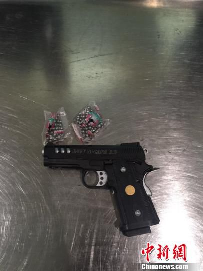 圖為查獲的空氣動(dòng)力槍和鋼珠彈?！＄娦馈z