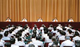 上圖為全省領(lǐng)導(dǎo)干部會議會場。 本報(bào)記者李聯(lián)軍攝