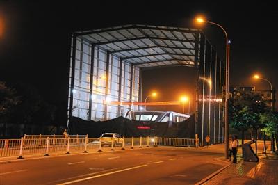 昨日夜間，河北北戴河，“巴鐵”1號(hào)試驗(yàn)地，工作人員正在對(duì)車體進(jìn)行施工檢修。