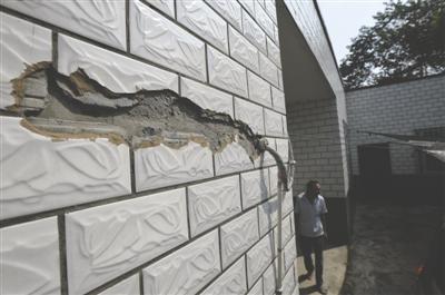 村民家被閃電擊中，墻上的瓷磚被打壞