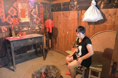 邱巧媚經(jīng)常一個(gè)人坐在屋里發(fā)呆。本版圖片京華時(shí)報(bào)記者 韓林君 攝