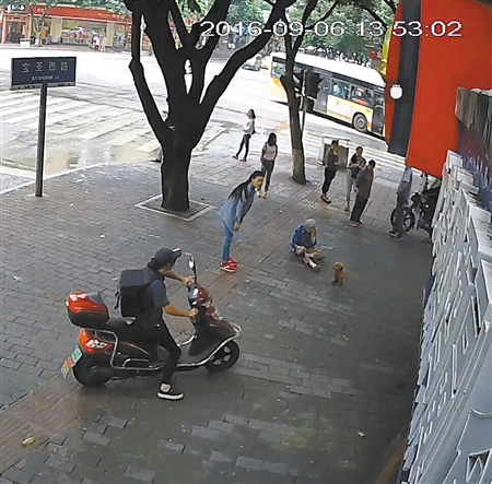 寵物狗絆倒八旬老太 沒有“逃離”現(xiàn)場坐等民警來