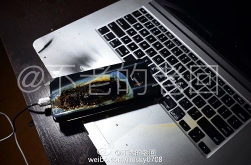 根據(jù)圖片來看，蘋果MacBook Pro筆記本觸控面板左邊部分被熏黑，而且該網(wǎng)友也提供了充電設(shè)備，就是三星Note 7原裝充電器。