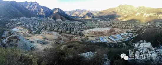 河北淶水“青青小鎮(zhèn)”1-6期全景圖，上百棟別墅組成的別墅群依山而建。部分山體被炸平，準(zhǔn)備建起聯(lián)排雙拼別墅。    新京報(bào)記者 大路 攝