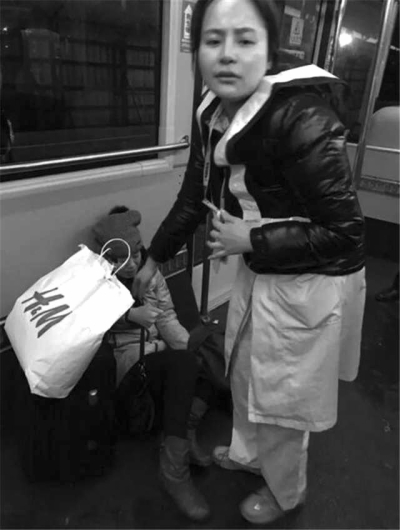 事發(fā)后，一名女乘客（左）受傷。