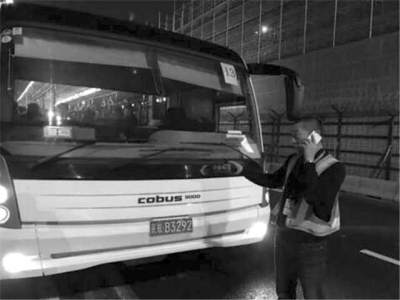 事發(fā)擺渡車(chē)。網(wǎng)絡(luò)圖片