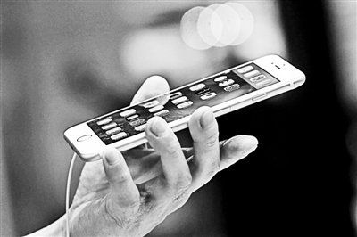 事實(shí)上，很多專業(yè)人士認(rèn)為蘋果回到美國生產(chǎn)不切實(shí)際的真正原因在于美國缺乏足夠的產(chǎn)業(yè)工人和配套產(chǎn)業(yè)鏈。一家風(fēng)險(xiǎn)投資公司的合伙人就表示：“目前美國在消費(fèi)電子產(chǎn)品領(lǐng)域已經(jīng)不具備供應(yīng)鏈。這種供應(yīng)鏈不僅僅指的是原材料和核心部件，而且還包括具有一定能力的熟練技術(shù)工人?！? complete=