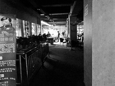 在關(guān)嶺縣，臺球廳成了輟學(xué)孩子消磨時光的最好去處 攝影/本報記者 楊寶璐