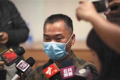 昨日，深圳，羅一笑的父親羅爾接受媒體采訪。圖/視覺(jué)中國(guó)