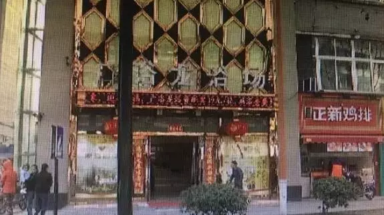 張阿姨說，附近柜臺(tái)一名工作人員，說什么也不讓她在這塊走廊哄孫女，幾句不和，雙方吵了起來。