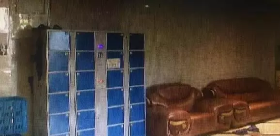 事后一家在浴場里燃放爆竹？