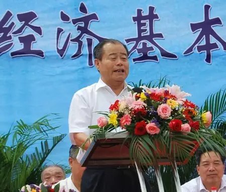 信發(fā)集團(tuán)發(fā)展成為一家集發(fā)電、供熱、氧化鋁、電解鋁、碳素、燒堿、聚氯乙烯、電石、鋁深加工等產(chǎn)業(yè)于一體的現(xiàn)代化大型企業(yè)集團(tuán)，位于山東聊城茌平縣。2016年10月，信發(fā)集團(tuán)董事局主席張學(xué)信在接受山東商報采訪時表示，44年企業(yè)沒有一名員工離職。