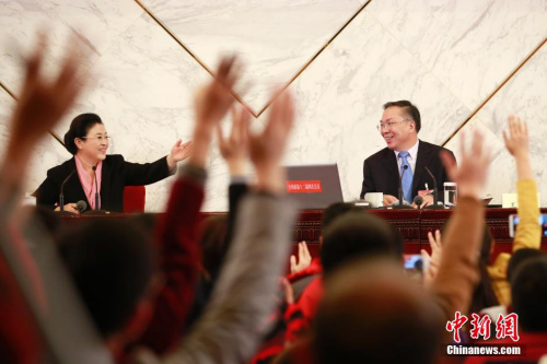 資料圖：2016年3月2日，全國政協(xié)十二屆四次會議新聞發(fā)布會在北京人民大會堂舉行，大會新聞發(fā)言人王國慶(右)回答中外記者提問。中新社記者 盛佳鵬 攝