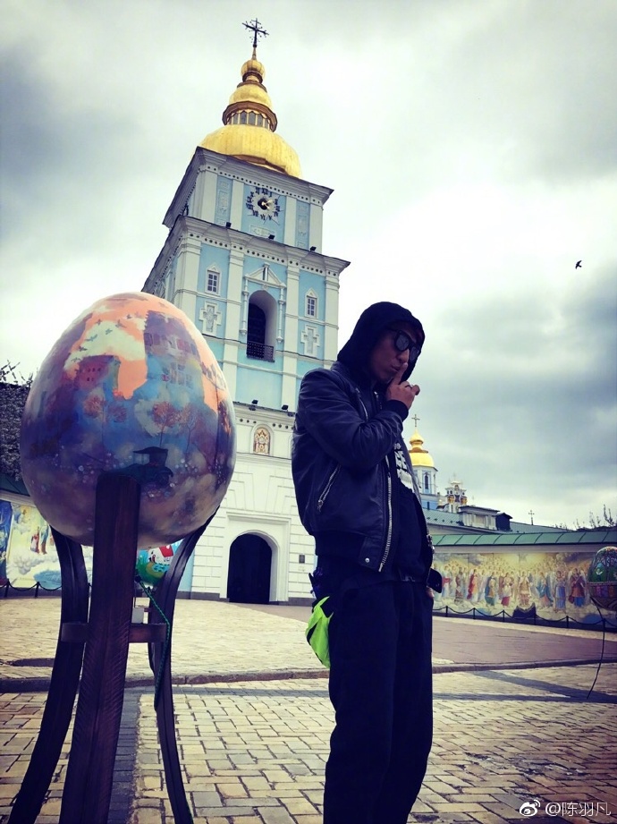 陳羽凡微博曬照，照片中做出閉嘴的手勢