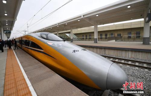 資料圖：2017年3月21日，新型CRH380AJ--0203動車組列車“黃醫(yī)生”從蘭州西車站高速場上線，開始檢測寶蘭客專蘭州西站至東岔站間334公里高鐵行車設(shè)備，寶蘭客專（蘭州局管段）聯(lián)調(diào)聯(lián)試正式啟動。楊艷敏 攝