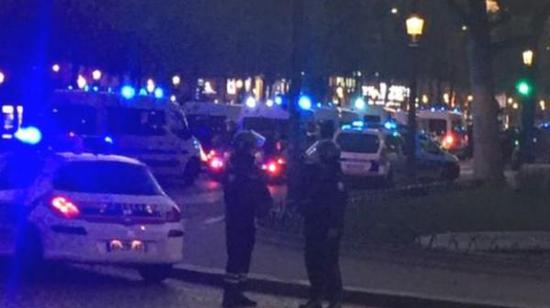 據(jù)英國(guó)廣播公司（BBC）消息，巴黎警方稱，巴黎中部發(fā)生槍擊事件，一名警察死亡，另一名受傷。
