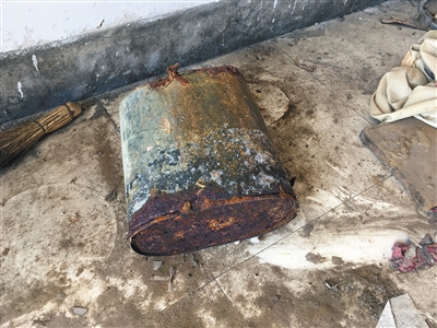 村民參與治理滲坑時使用過的鐵桶，已經(jīng)被嚴重腐蝕。