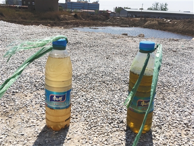 左側水樣取自化肥廠滲坑經(jīng)過治理的部分，顏色較淺；右側水樣取自同一滲坑未經(jīng)治理的部分，顏色更深。