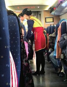 高鐵盒飯價格過高問題，近年來已成為社會熱點話題。高鐵盒飯價格緣何居高不下呢？究竟是盒飯企業(yè)壟斷化經(jīng)營，還是盒飯的成本高？這都需要高鐵相關(guān)部門公開透明，算出明細賬。