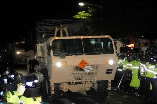 在1000多名警察的護(hù)衛(wèi)下，薩德系統(tǒng)被運(yùn)到星州的高爾夫球場(chǎng)圖據(jù)網(wǎng)絡(luò)