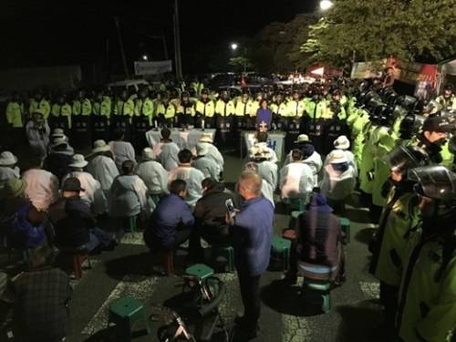 在把薩德搬運(yùn)到星州高爾夫球場(chǎng)過(guò)程中，當(dāng)?shù)鼐用窈途彀l(fā)生對(duì)抗沖突圖據(jù)網(wǎng)絡(luò)