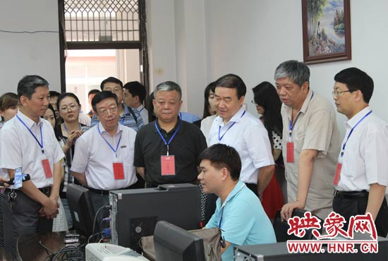 在評卷質(zhì)檢組,工作人員介紹說,今年有四級質(zhì)檢(即小組質(zhì)檢、題組質(zhì)檢、學(xué)科質(zhì)檢、省質(zhì)檢),確保嚴(yán)把質(zhì)量