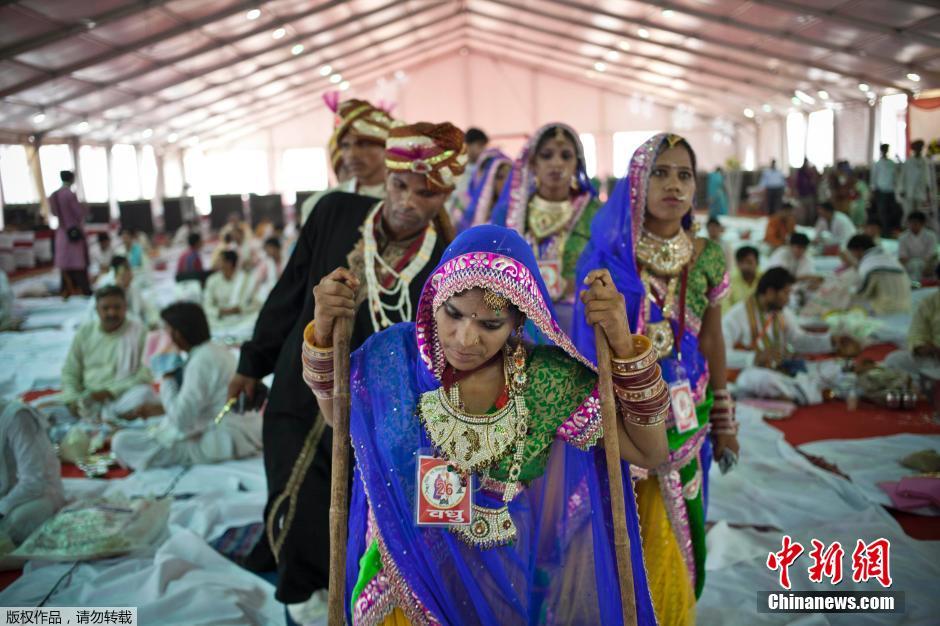 當(dāng)?shù)貢r間2014年6月15日,印度新德里,印度政府為數(shù)百對貧困新人舉辦集體婚禮。