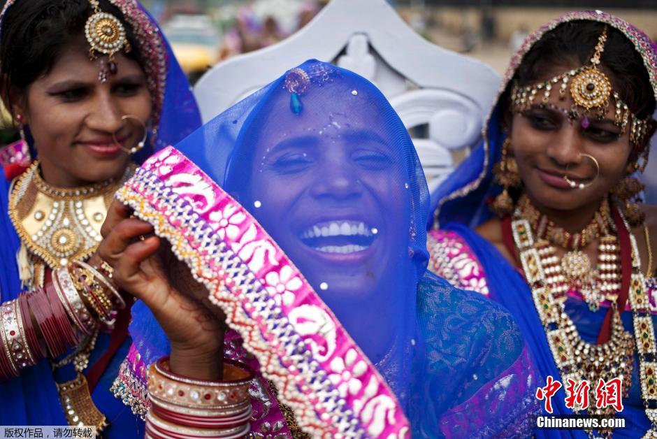 當(dāng)?shù)貢r間2014年6月15日,印度新德里,印度政府為數(shù)百對貧困新人舉辦集體婚禮。