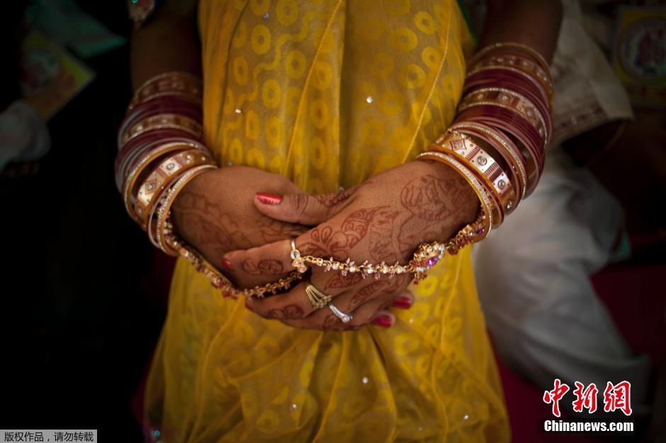 當(dāng)?shù)貢r間2014年6月15日,印度新德里,印度政府為數(shù)百對貧困新人舉辦集體婚禮。